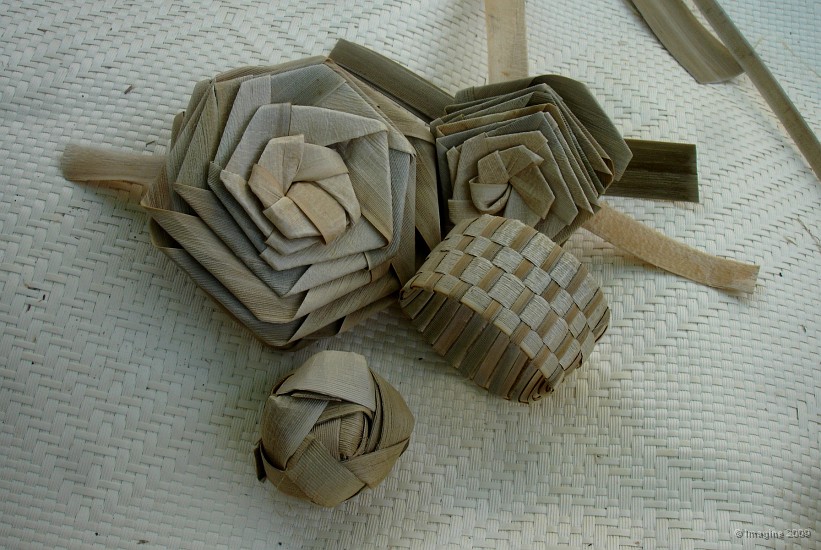 10.57- Roses, boule, et bracelet en pandanus.JPG